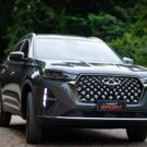 Caoa Chery Tiggo 7 cinza de frente na estrada.