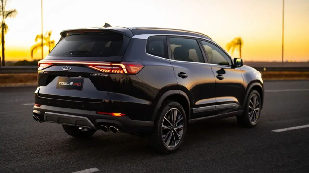 Caoa Chery Tiggo 8 preto.