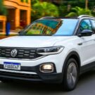 Volkswagen T-Cross branco em movimento na estrada.