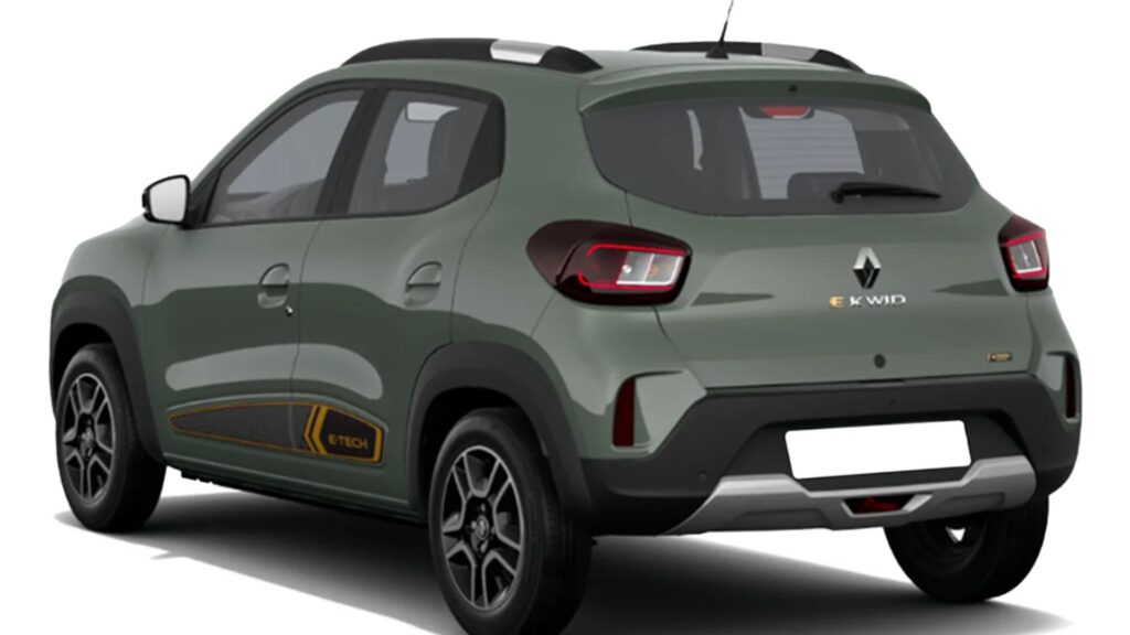 Renault Kwid E-Tech verde na diagonal no fundo branco.