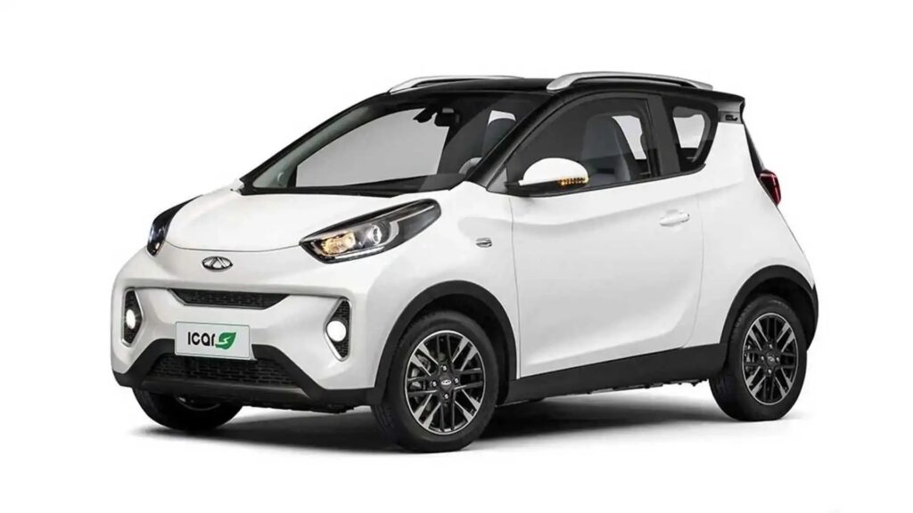 Caoa Chery iCar branco parado na diagonal.