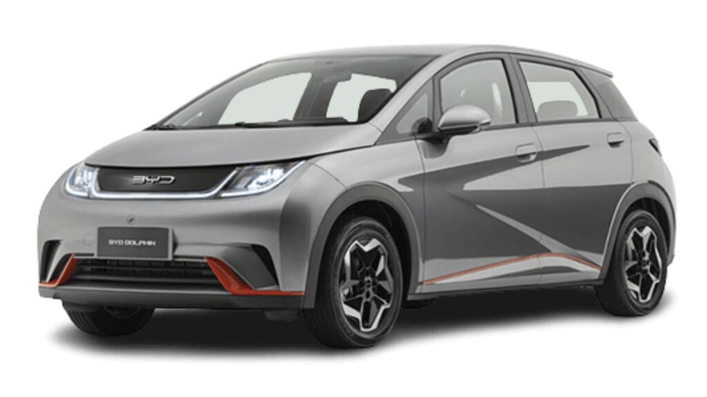 BYD Dolphin cinza parado na diagonal.