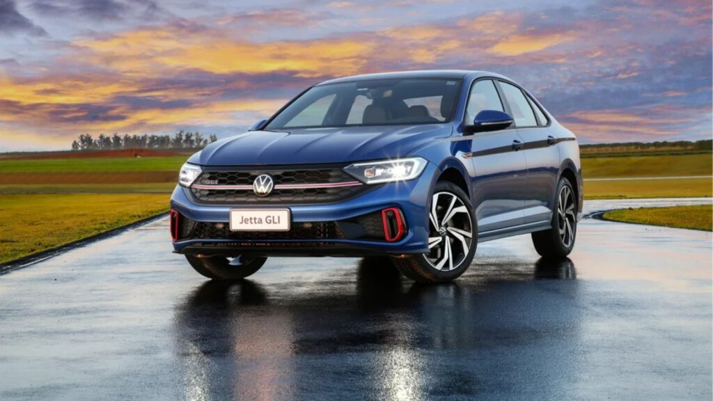 Jetta GLI azul parado na diagonal.