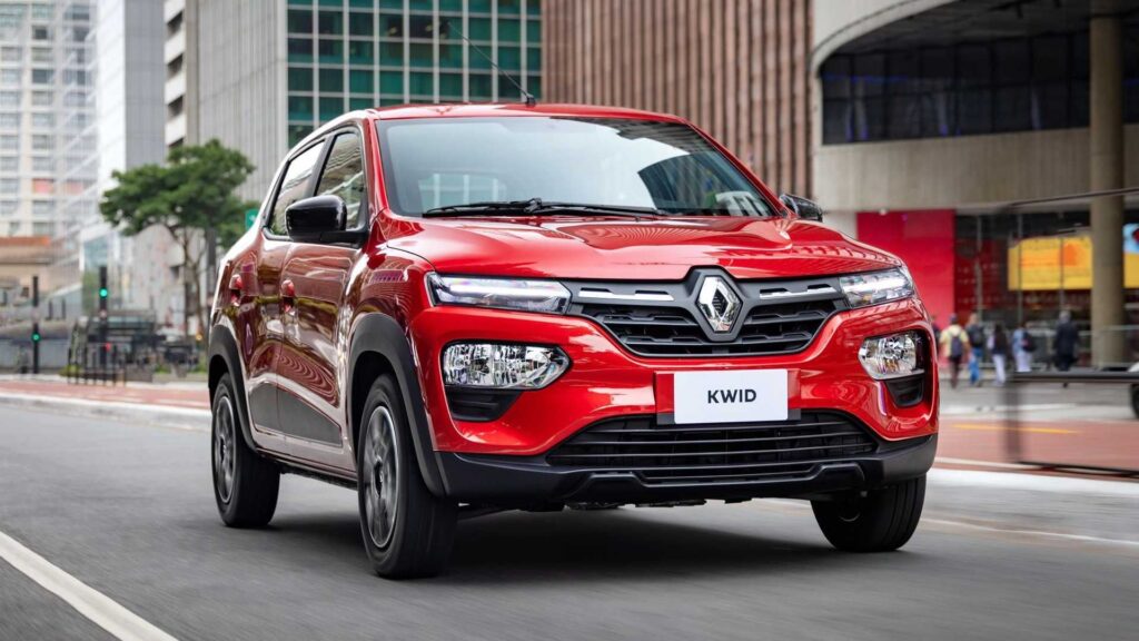 Renault Kwid vermelho em movimento na estrada.