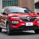 Renault Kwid vermelho em movimento na estrada.