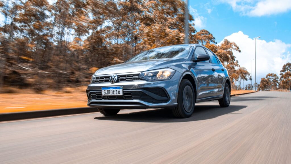 Volkswagen Polo Track cinza.