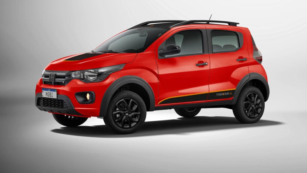 Fiat Mobi Trekking vermelho parado na diagonal em um fundo branco.