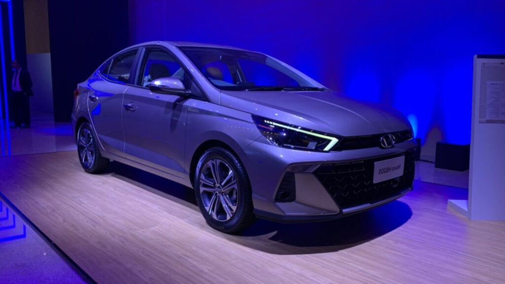 Hyundai HB20S prata.