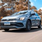 Volkswagen Polo cinza an estrada.