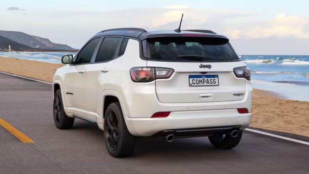 Traseira do Jeep Compass 2.0 4X4 branco.