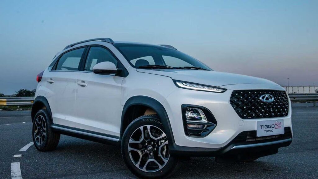 Tiggo 3X branco parado na diagonal.
