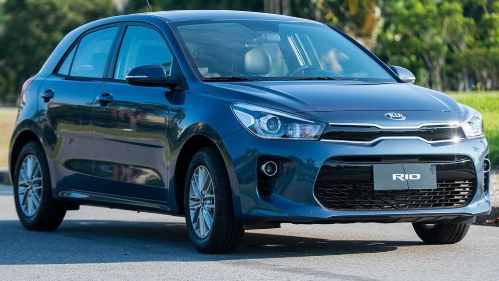 Kia Rio parado na estrada.