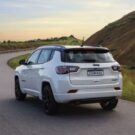 Jeep Compass 2.0 4X4 branco na estrada.