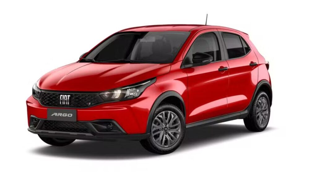 Fiat Argo vermelho parado na diagonal.