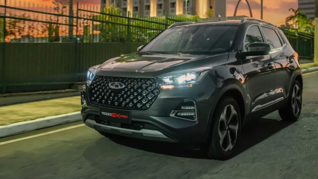 Tiggo 5X SPORT de noite com os faróis acesos na estrada.