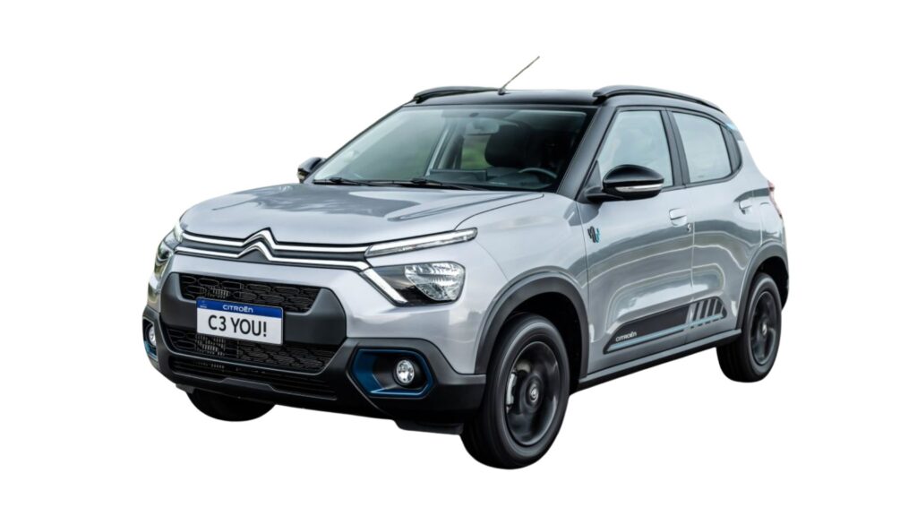 Citroën C3 prata parado na diagonal em um fundo branco.