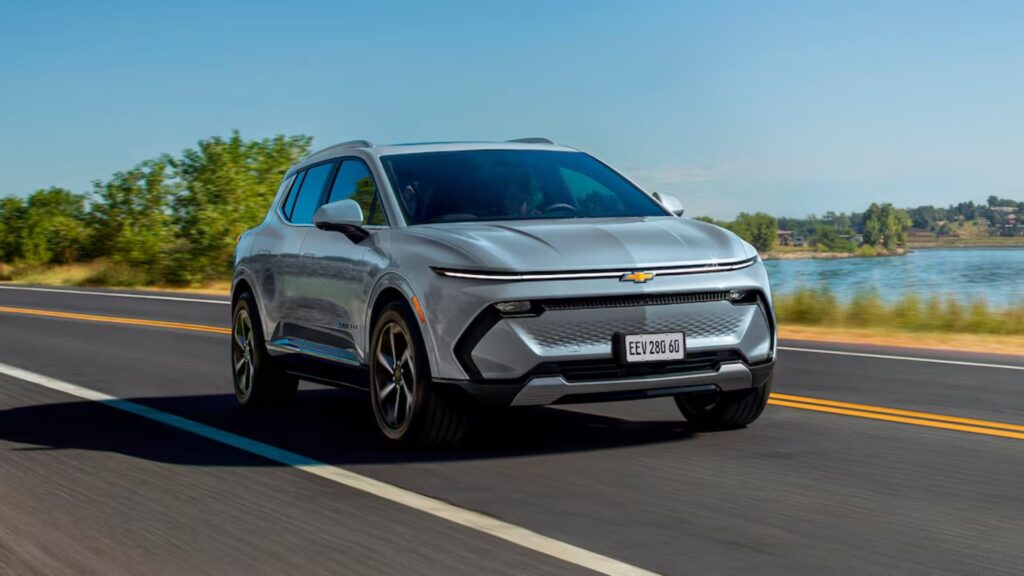 Chevrolet Equinox EV prata na estrada.