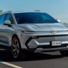 Chevrolet Equinox EV na estrada.