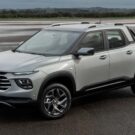 Chevrolet Montana 2026 prata na diagonal.