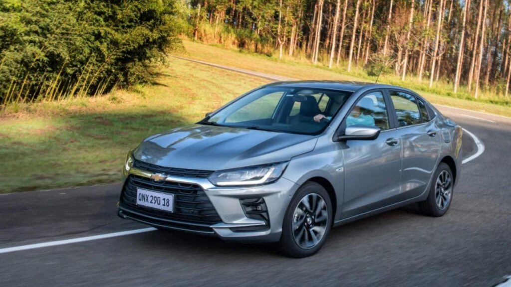 Chevrolet Onix Plus 2026 fazendo uma curva.