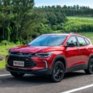 Chevrolet Tracker RS vermelha em movimento.
