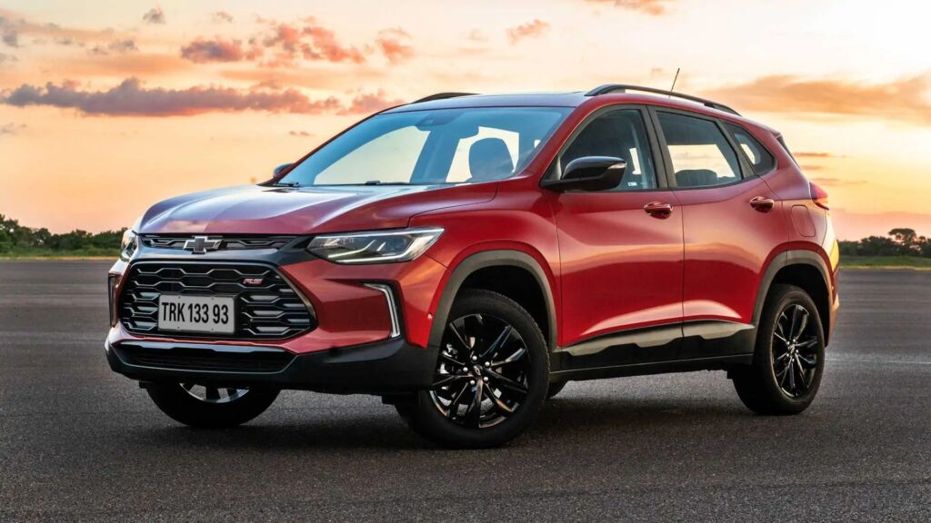 Chevrolet Tracker RS na diagonal.