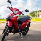 Shineray Jet 50S vermelha parada na diagonal.