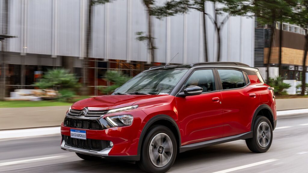 Citroën C3 Aircross vermelho na estrada com desconto.