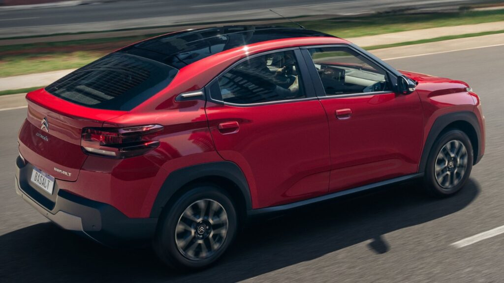 Citroën Basalt Feel vermelho na estrada.