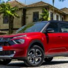 Citroën C3 Aircross vermelho parado na diagonal.