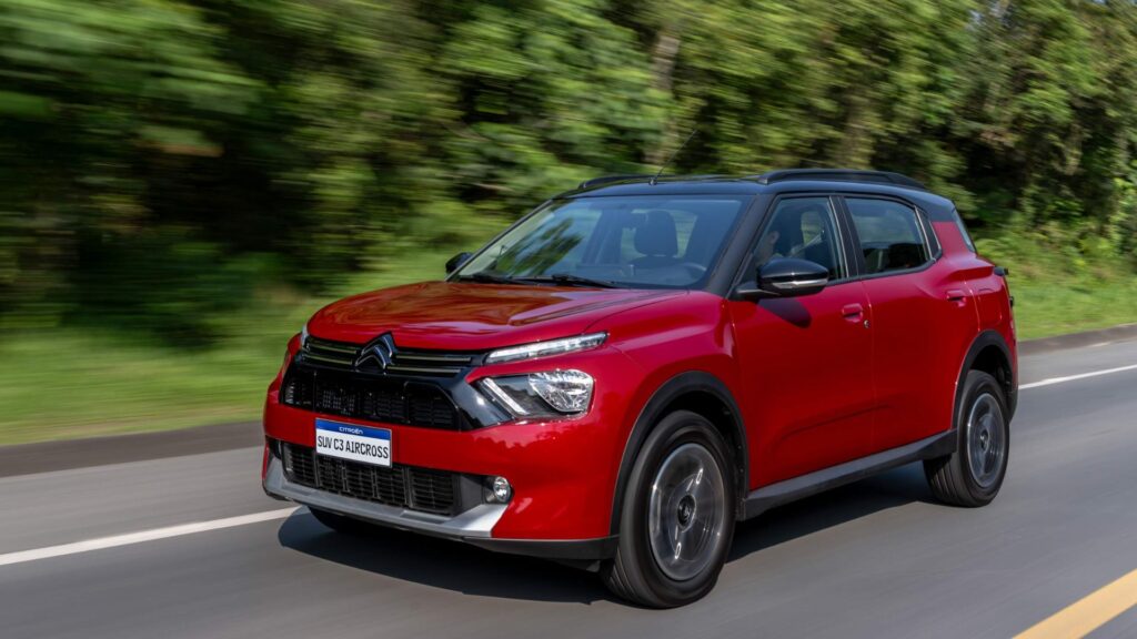 Citroën Aircross Feel vermelho na estrada.