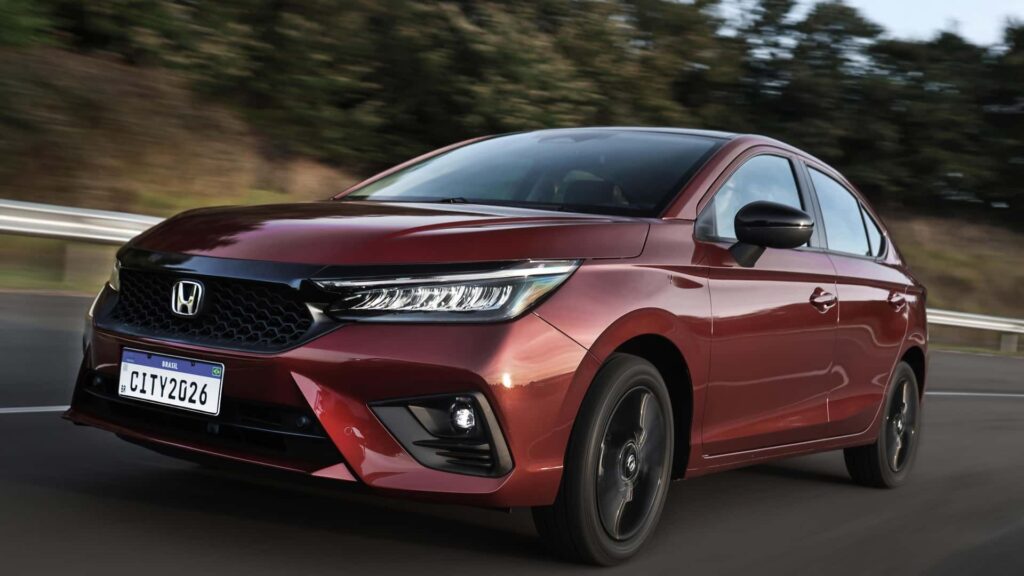 Honda City Sport 2026 vermelho em movimento de frente.