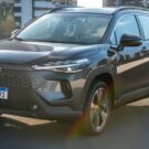 Corolla Cross 2026 cinza em movimento na estrada.