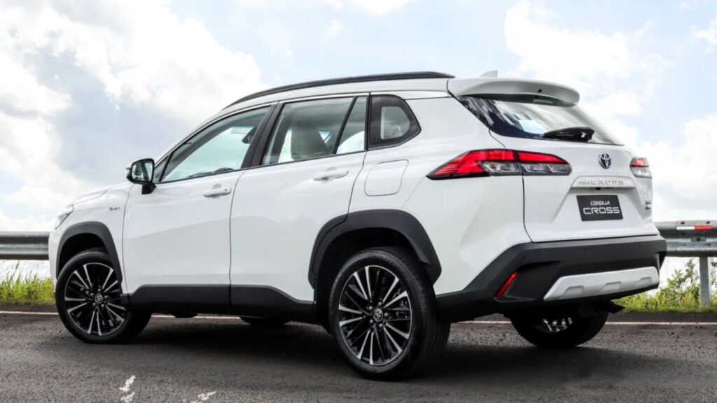 Traseira do Corolla Cross 2026 branco.