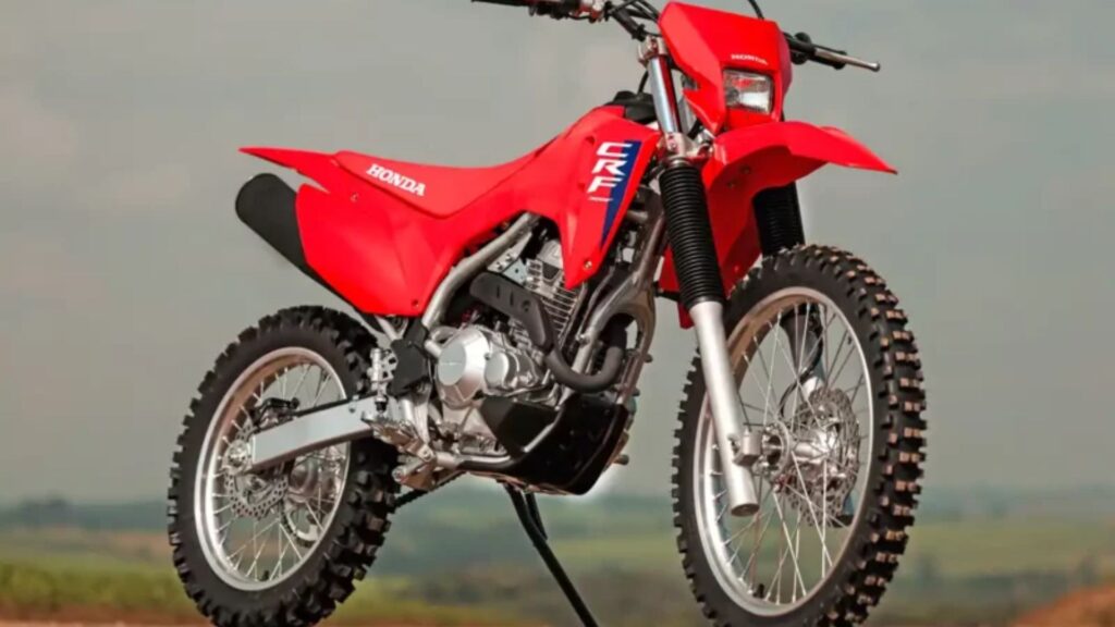 Honda CRF 300F 2026 vermelha na diagonal.