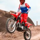 Honda CRF 300F 2026 empinada.