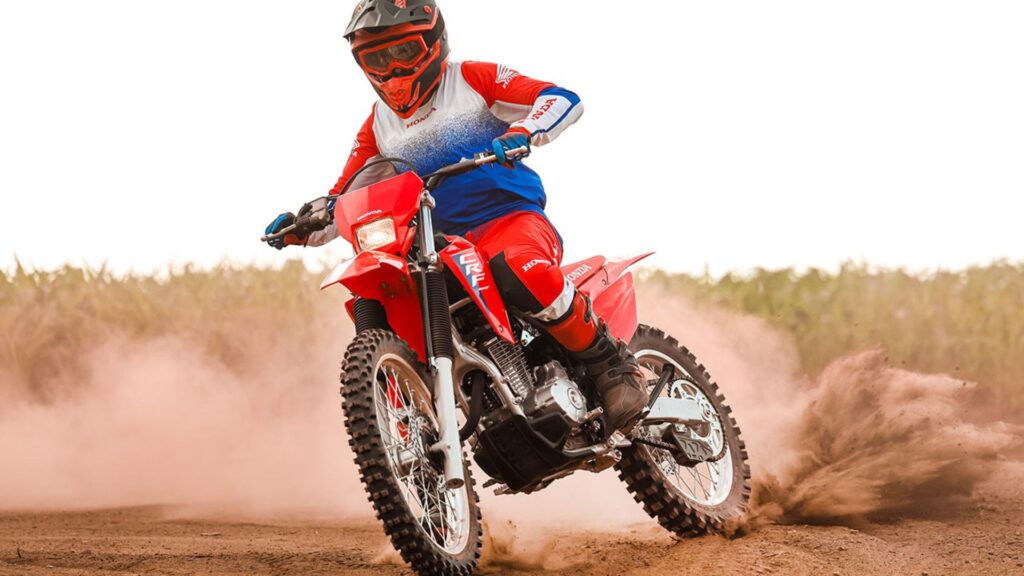 CRF 300F 2026  derrapando no barro.