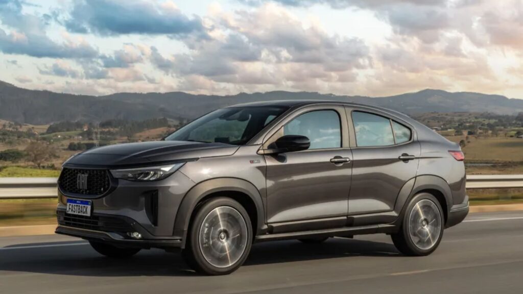 Fiat Fastback 2025 na estrada.
