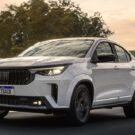 Fiat Fastback branco na estrada.