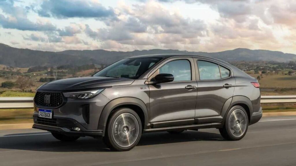 Fiat Fastback CINZA NA ESTRADA.