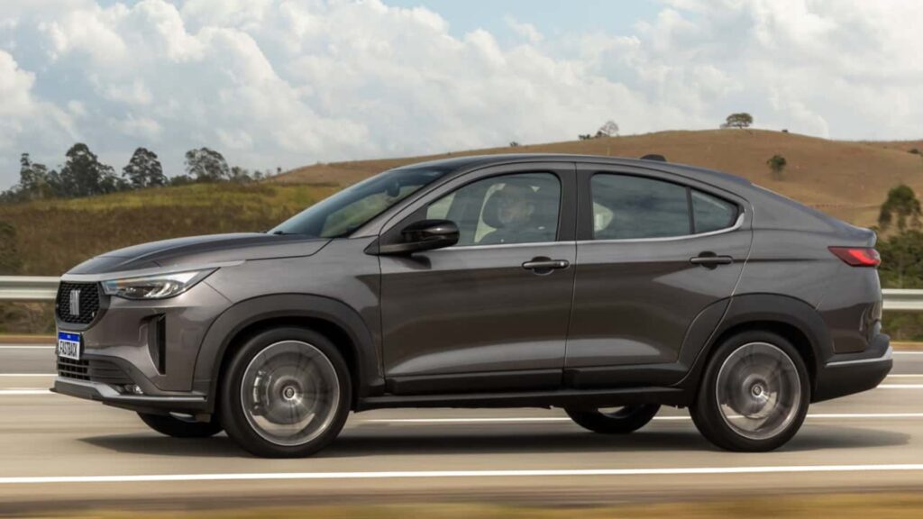 Fiat Fastback cinza na estrada.