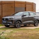 Fiat Fastback parado na diagonal.