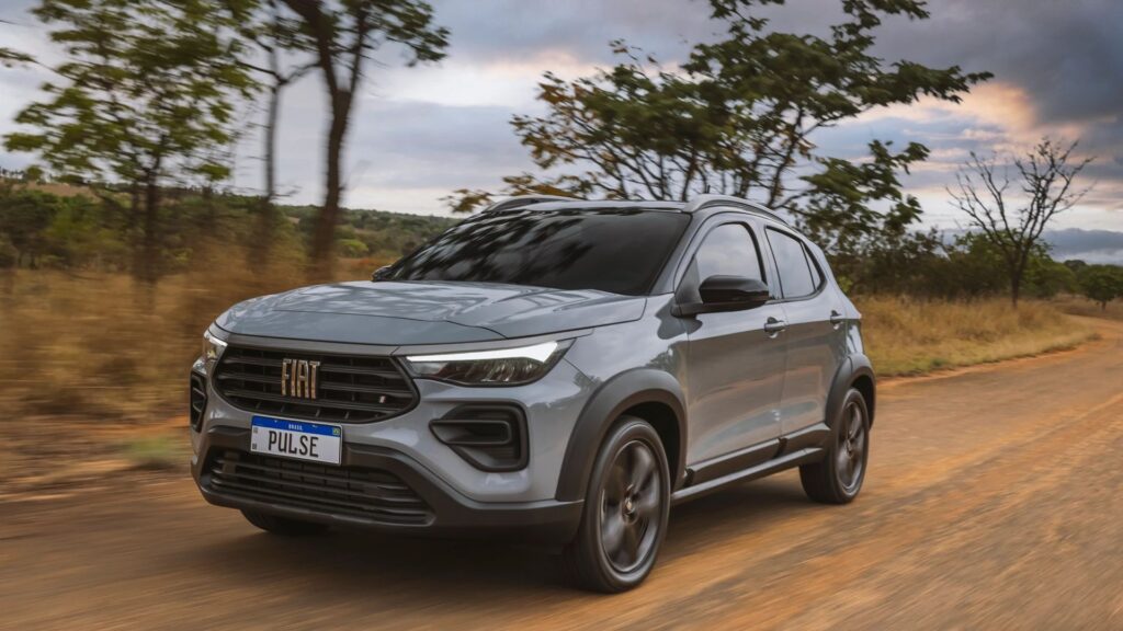 Fiat Pulse cinza em movimento.