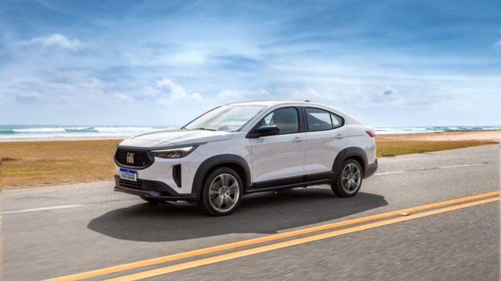 Fiat FastBack branco.