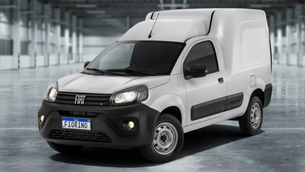 Fiat Fiorino 2025 branco na diagonal.