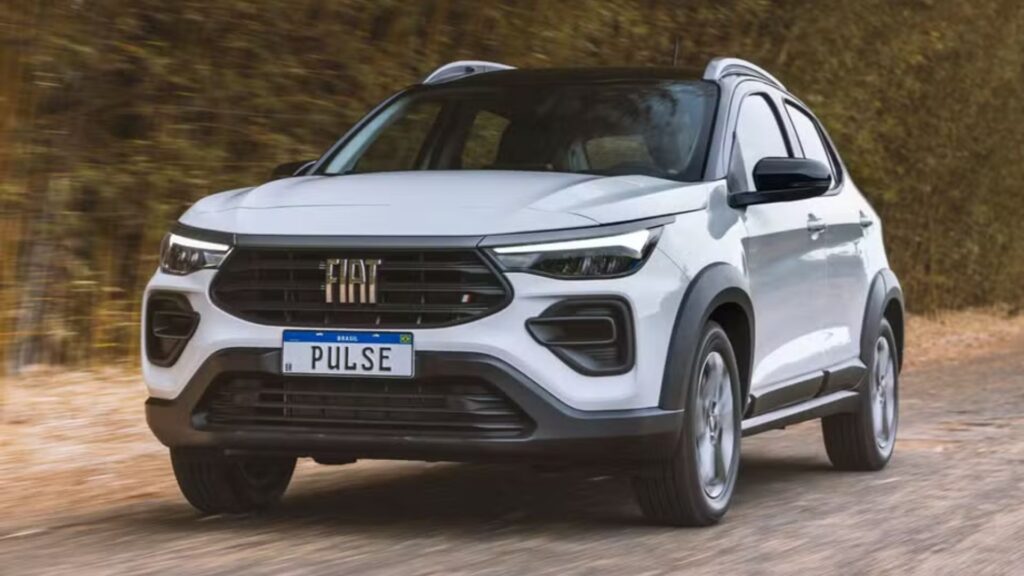 Fiat Pulse branco de frente na estrada.