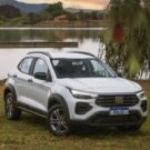 Fiat Pulse manual branco parado na diagonal.