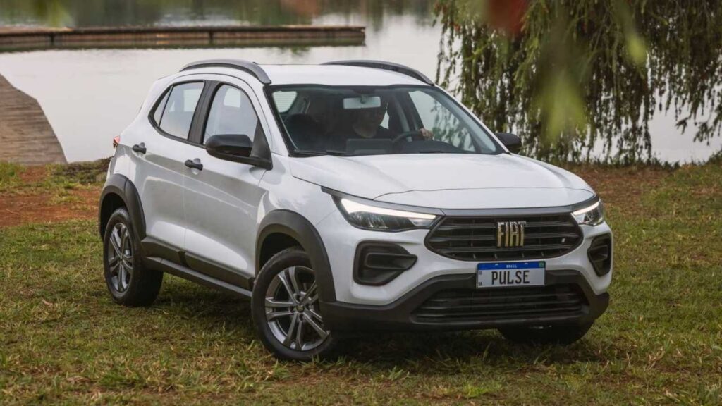 Fiat Pulse manual branco parado na diagonal.