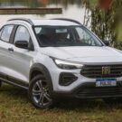 Fiat Pulse manual branco parado na diagonal.