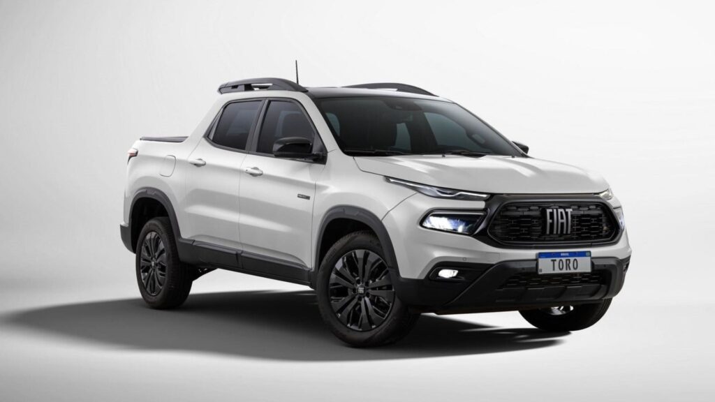 Fiat Toro 2025 branco parado na diagonal no fundo branco.